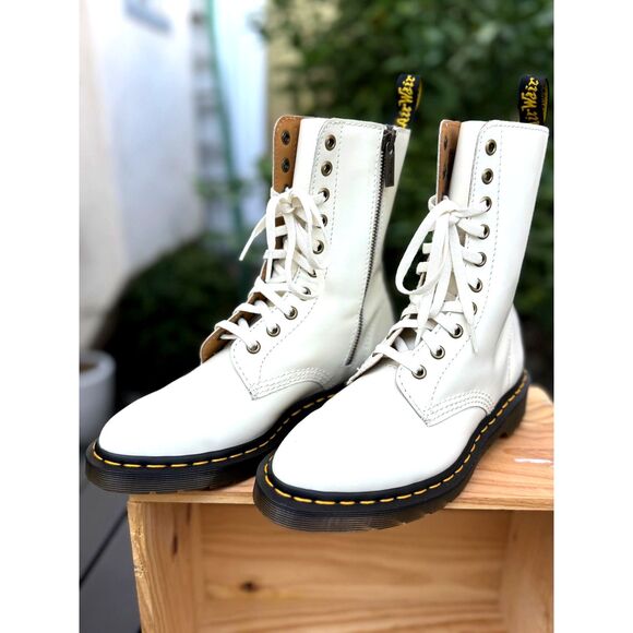Dr. Martens Alix White Leather 10 Hole Pointed Toe Ankle Boots Size 7 DOC Marten - Picture 1 of 14